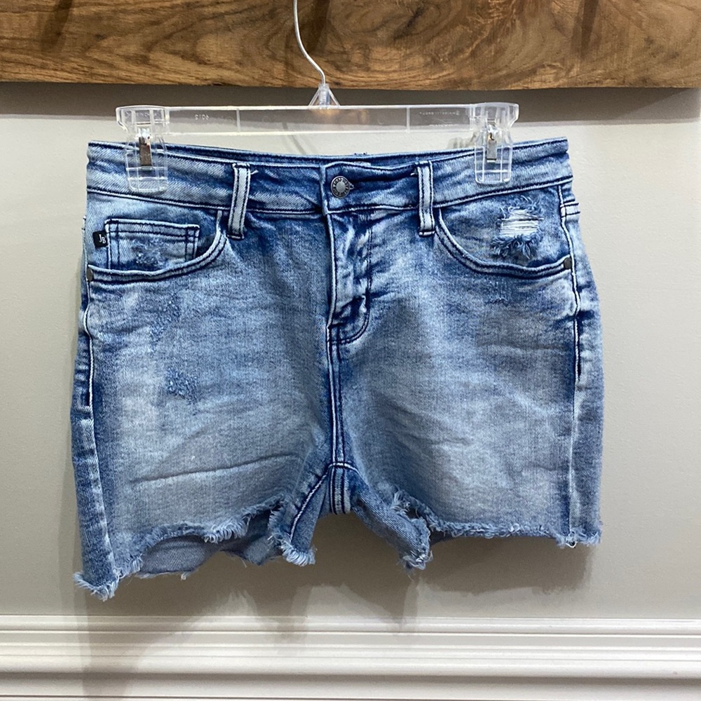 Judy Blue Denim Shorts size Medium 6-8 Distressed EUC 3 3/4” inseam